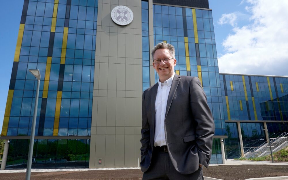 23 DISC02 Bench2 Bedside Jonathan Fallowfield Body Image